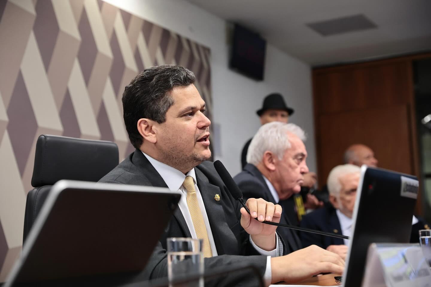 Facções criminosas infiltram-se na política brasileira, alerta senador Alcolumbre