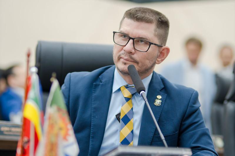 Deputado Jory Oeiras exige que horários de ônibus sejam afixados em todas as paradas