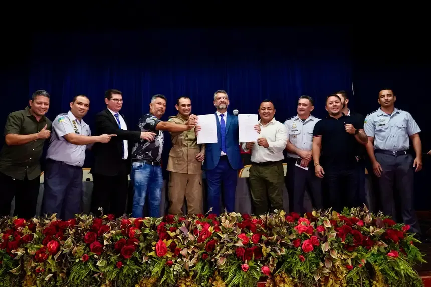 Amapá: Clécio cumpre promessa e assina projeto que reestrutura carreira dos militares