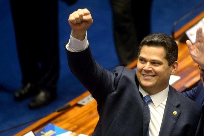 Davi Alcolumbre é eleito presidente do Senado com 73 votos