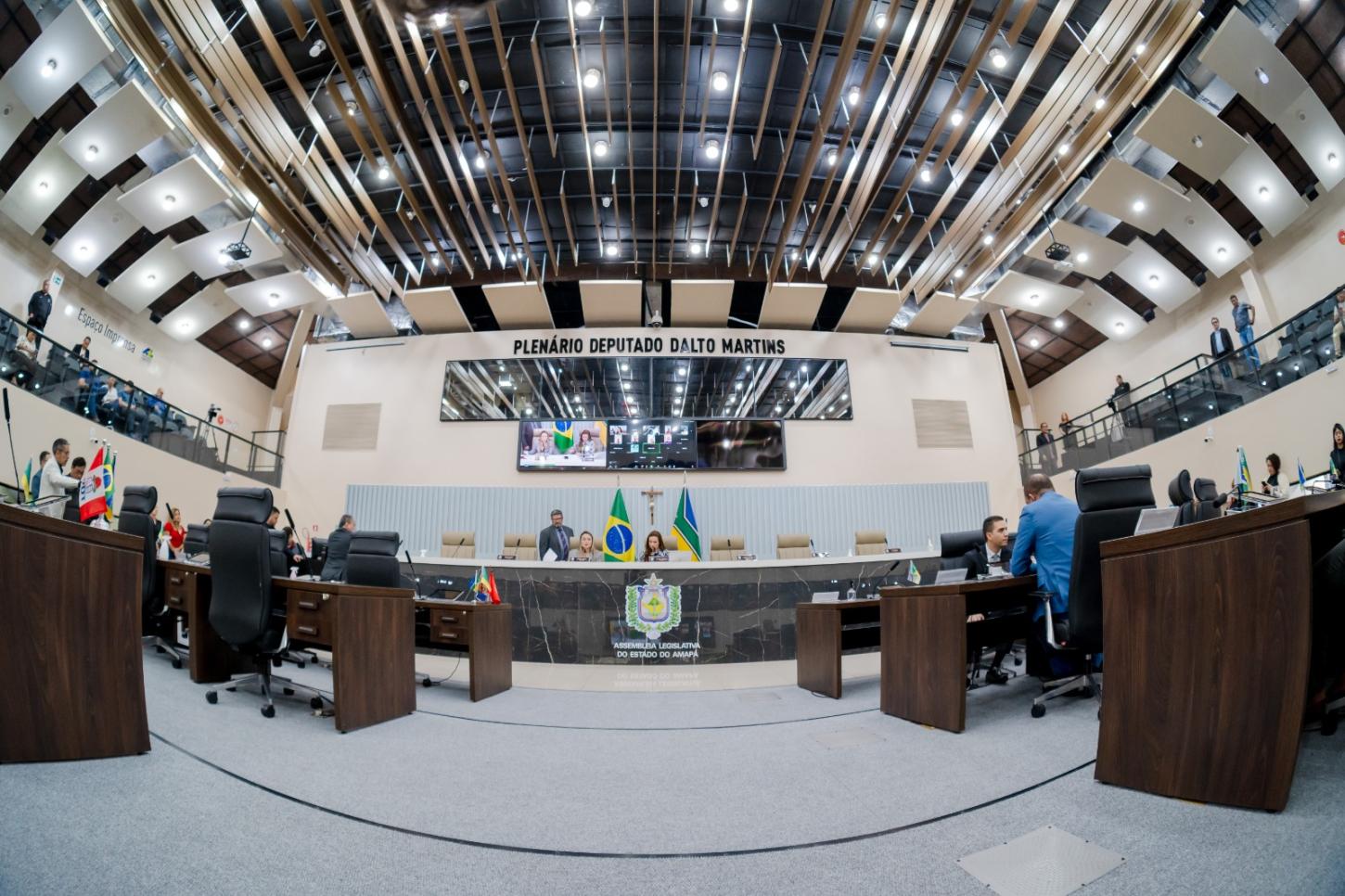 Novas leis beneficiam quilombolas e regulamentam embalagens de água