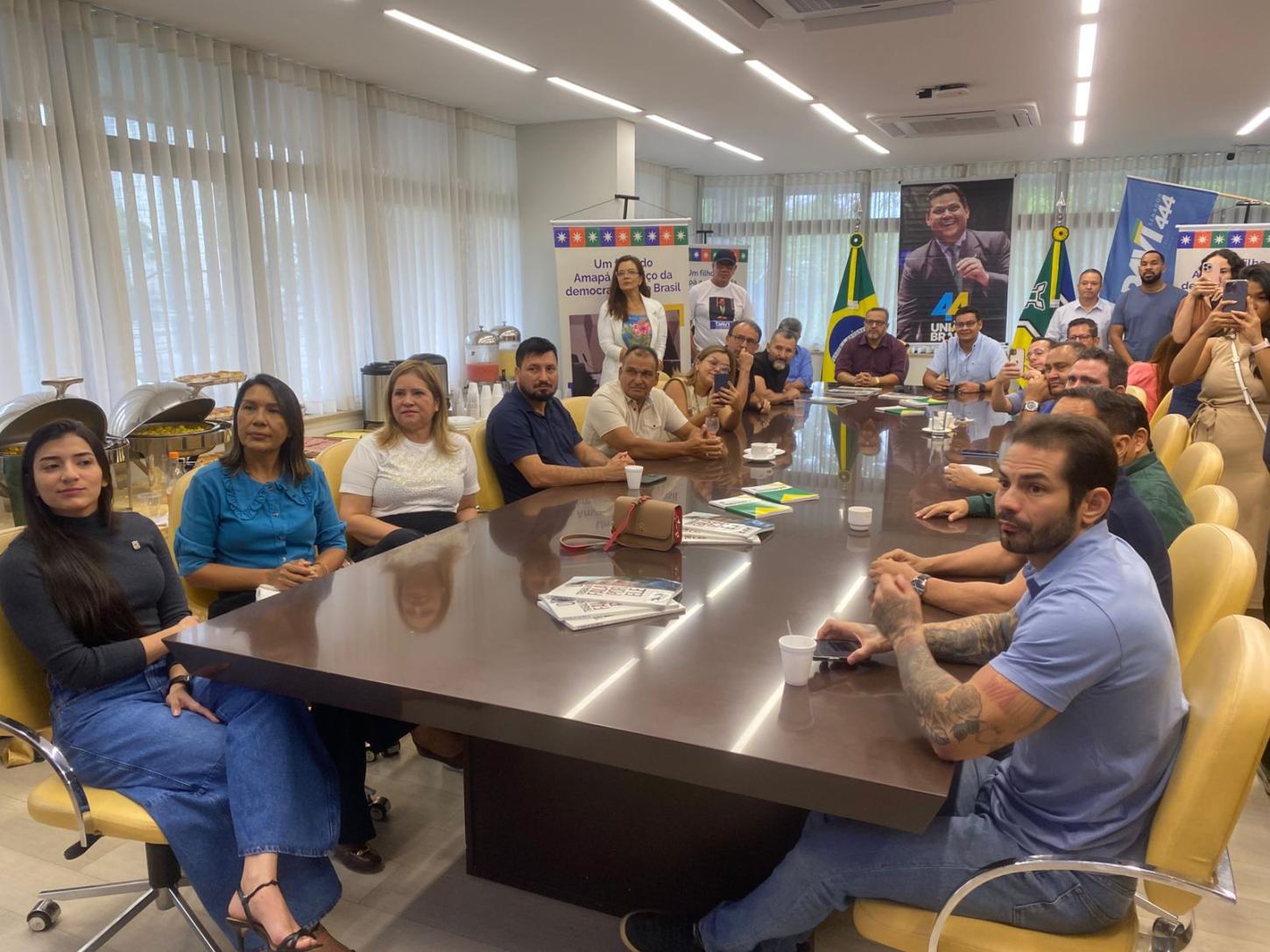 Vereadores de Macapá reforçam apoio a Davi em reunião com governador em exercício