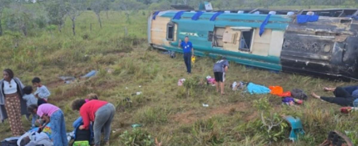 Ônibus tomba perto de Tartarugalzinho e deixa feridos na madrugada desta quinta