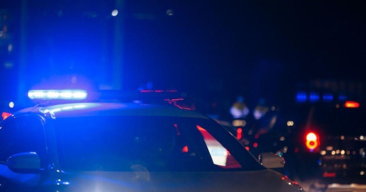 Mulher é assassinada a tiros e irmão adolescente baleado em ataque no Muca
