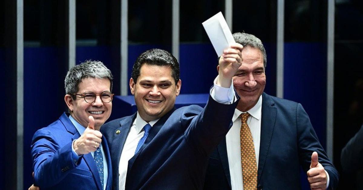 Pesquisa mede aprovação e rejeição dos três senadores do Amapá
