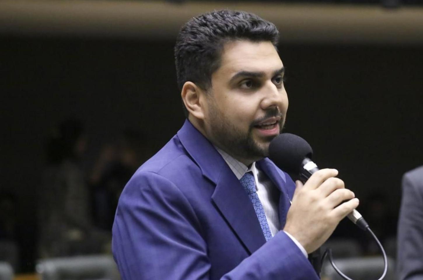 Deputado Lucas Abrahao propõe PL para fortalecer cadeia do petróleo